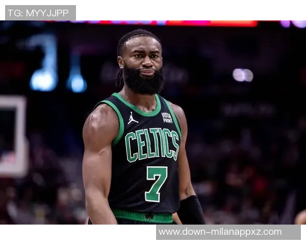 杰伦布朗左腿筋紧张状态不明绿军官方宣布回归存疑