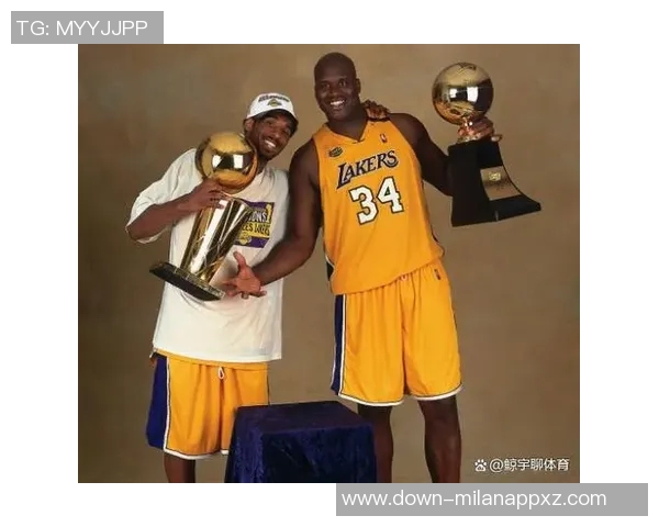 谢里夫奥尼尔特意前来致敬科比叔叔与雕像合影留念