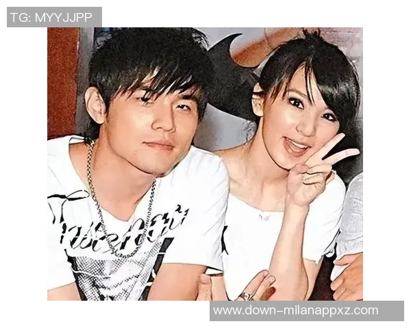 皮尔斯夜店偷瞄性感美女的紧张瞬间只需半秒转头避免被发现 皮尔斯夜店偷瞄性感美女的紧张瞬间只需半秒转头避免被发现